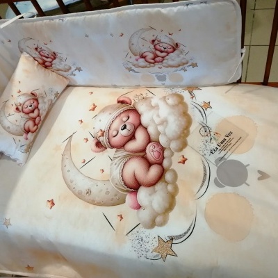 Edredão estampado, resguardo lateral e almofada