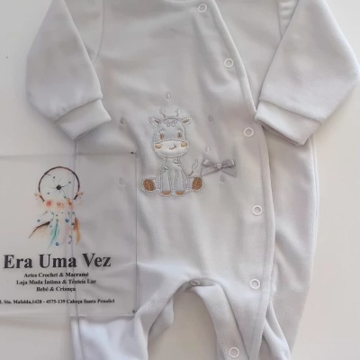 Pijama de bebé branco com bordado de girafa e fechos de pressão