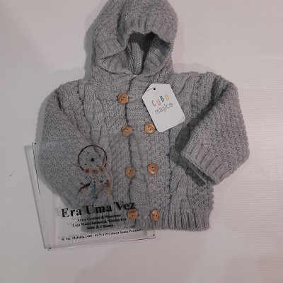Casaco infantil cinza com capuz e botões de madeira