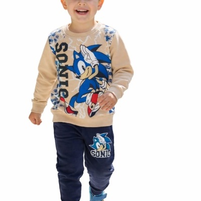 Roupa infantil com estampa do Sonic em camisola bege e calças azul-escuro