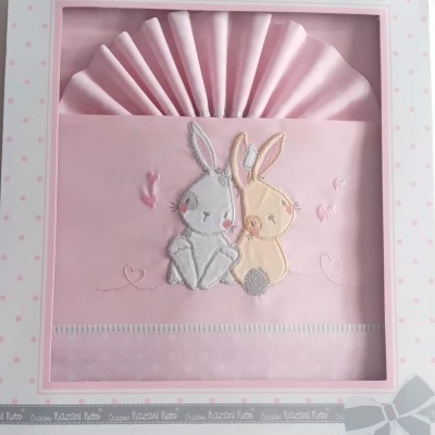 Jogo de cama rosa com bordado de coelhinhos em embalagem decorada