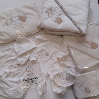 Conjunto bebé branco com ursinho bordado e texto
