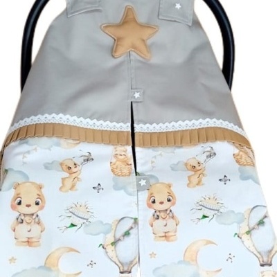 Capa de cadeira de bebé cinzenta com padrão de ursos e estrelas