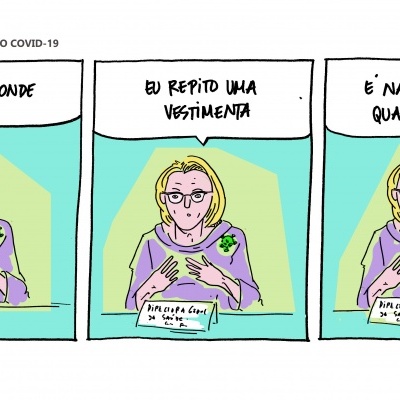 Banda desenhada com mulher de óculos e casaco lilás em três painéis com texto em português