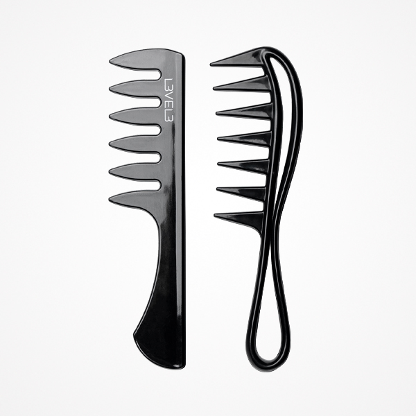 Dois pentes de plástico preto com formato e cabos diferentes sobre fundo branco