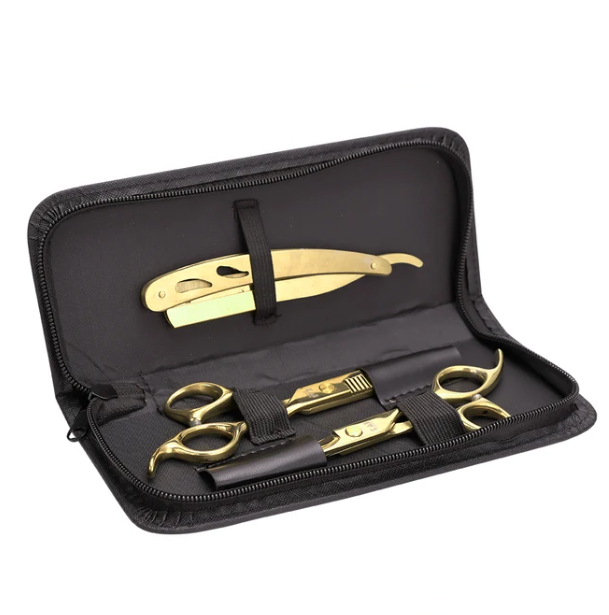 Conjunto de ferramentas de barbear douradas numa bolsa preta aberta