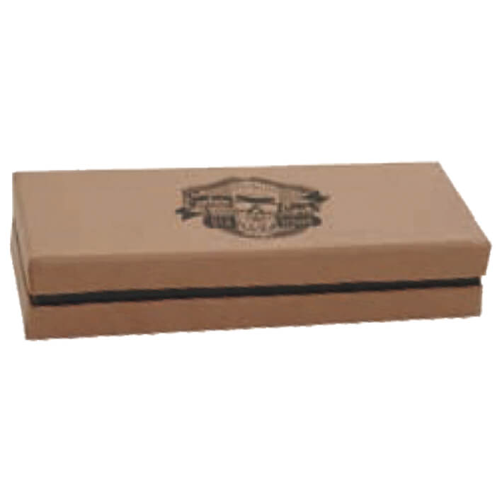 Caixa retangular de cartão castanho com fecho de elástico preto e serigrafia preta