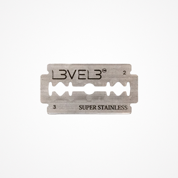 Lâmina de barbear metálica com inscrições e orifícios em fundo branco