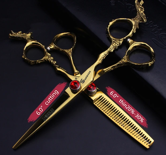 Conjunto de tesouras douradas para cabelo com design de cabeça de veado e pedras vermelhas.