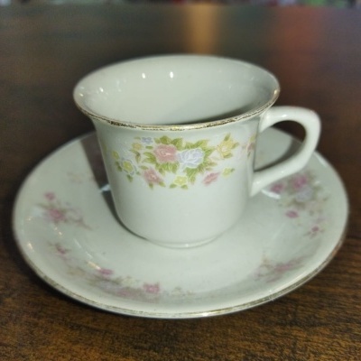 Chávena e pires flores rosa