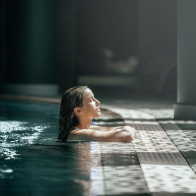 Programa "À Medida para os seus Sentidos" (90/120/150-min) com acesso à Piscina Dinâmica (60-min) Programa "À Medida para os seus Sentidos" (90/120/150-min) com acesso à Piscina Dinâmica (60-min)