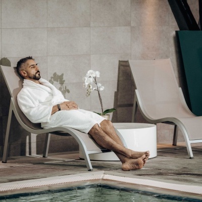 Massagem Toque Suave (60/90-min) com acesso à Piscina Dinâmica (60-min) Massagem Toque Suave (60/90-min) com acesso à Piscina Dinâmica (60-min)