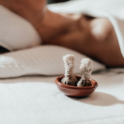 Sachês de tecido em tigela castanha com pessoa ao fundo