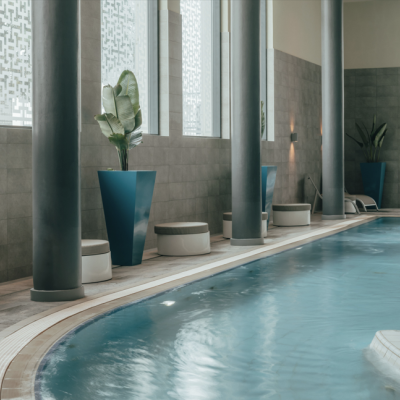 Massagem Toque Suave (60/90-min) com acesso à Piscina Dinâmica (60-min) Massagem Toque Suave (60/90-min) com acesso à Piscina Dinâmica (60-min)