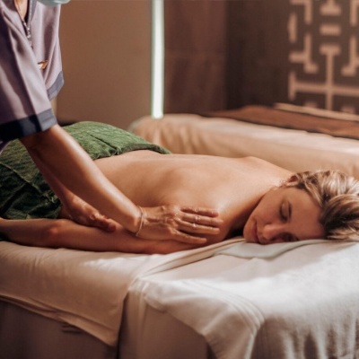 Massagem Toque Suave (60/90-min) com acesso à Piscina Dinâmica (60-min) Massagem Toque Suave (60/90-min) com acesso à Piscina Dinâmica (60-min)