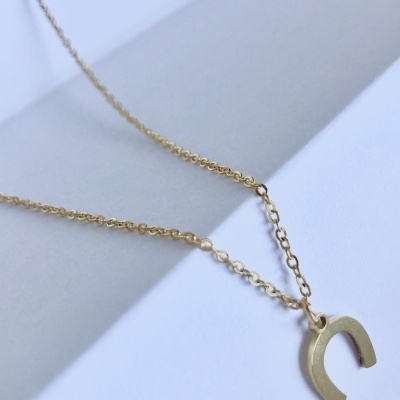 AG - Colar dourado com pendente Amuleto