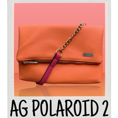 Carteira laranja texturizada com corrente dourada e etiqueta Augusta em fundo rosa degradê