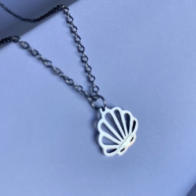 AG - Colar prateado em aço inoxidável com pendente concha