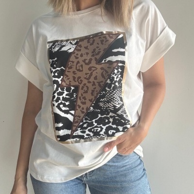 T-shirt branca feminina com estampado frontal de relâmpago em padrão animal print