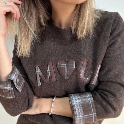 Camisola castanha de malha com detalhes em tecido xadrez e letras decorativas