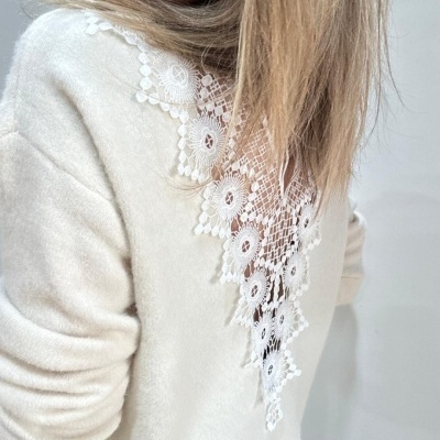 Top creme com renda branca floral nas costas