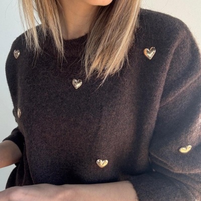 Camisa de malha castanha escura com corações dourados aplicados