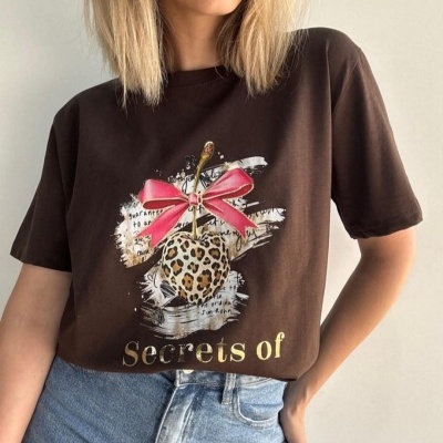 T-shirt castanha com estampado de coração de pele de leopardo e laço rosa