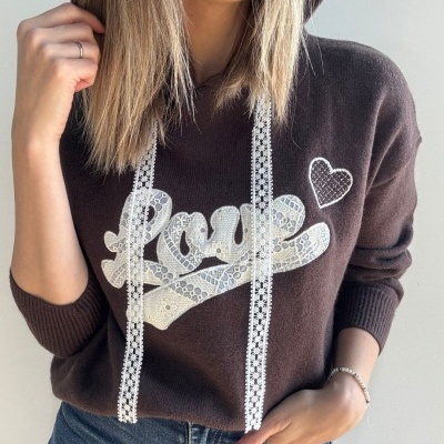 Camisola castanha com capuz e aplicação renda branca com palavra 'love' e coração
