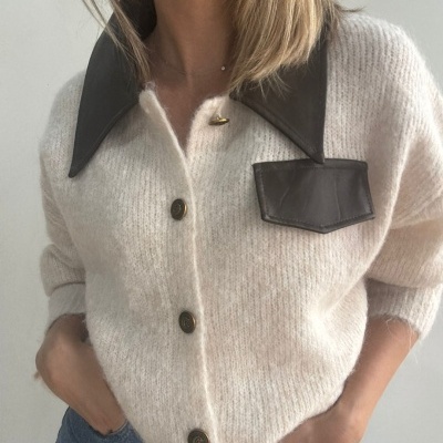 Camisola bege de malha com gola e bolso castanho escuro em pele sintética