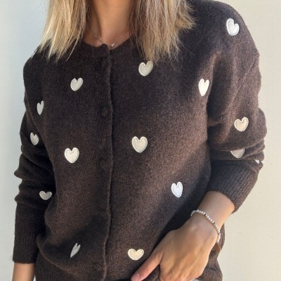 Camisola castanha com corações brancos e botões frontais