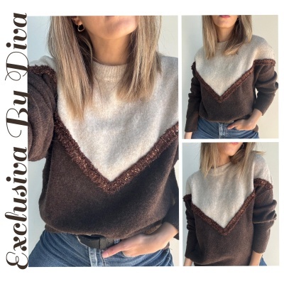 Camisola de malha castanha e bege com padrão em V e detalhes em textura felpuda.