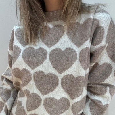 Camisola de malha com padrão de corações castanhos e gola canelada