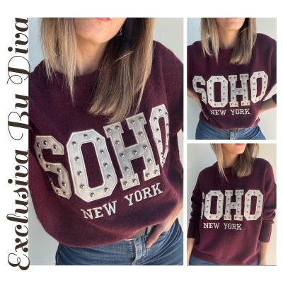Camisola vinho com letras SOHO New York em tachas, usada com calças de ganga