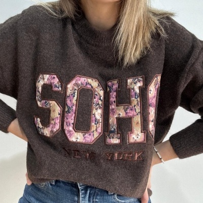 Camisola castanha escura com letras florais SOHU e texto NEW YORK