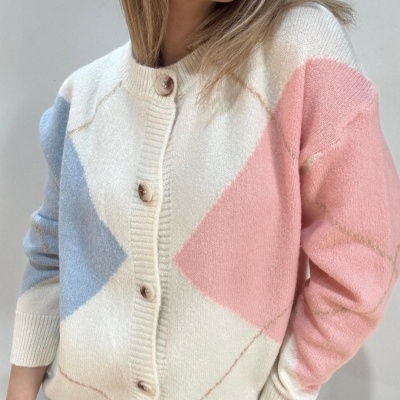 Casaco de malha colorido com botões frontais