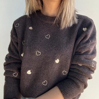 Camisola castanha de malha com corações bege e brancos