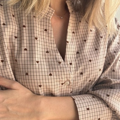 Camisa xadrez bege com corações castanhos e gola em V