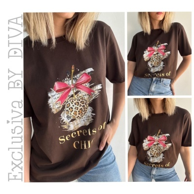 Camiseta castanha escura com estampado e texto dourado