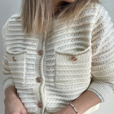 Cardigã creme tricotado com botões dourados e bolsos frontais
