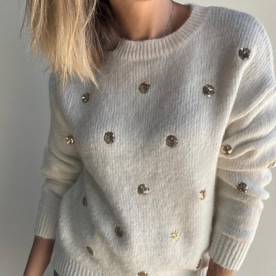 Camisola branca com pontos dourados brilhantes