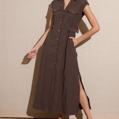Vestido longo castanho com botões e fenda lateral
