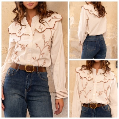 Camisa feminina bege com bordados e babados no colarinho, usada com jeans azul e cinto castanho