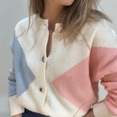 Cárdigan de malha com padrão geométrico em rosa, azul e cru com botões