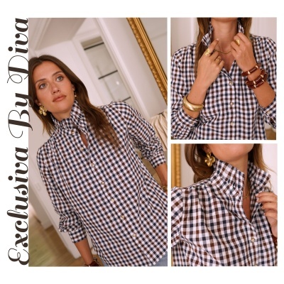 Blusa xadrez castanho, azul e branco com gola alta e abertura frontal