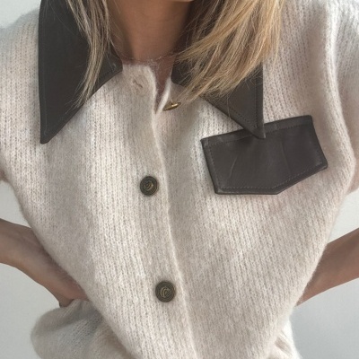 Camisola bege de malha com gola e bolso em couro castanho