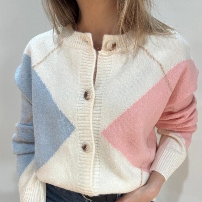 Camisola de malha colorida com botões frontais e padrão geométrico