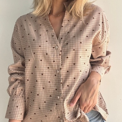 Blusa feminina bege com padrão de grade e pontos marrons