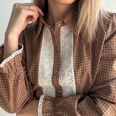 Blusa feminina xadrez castanho com rendas brancas e botões