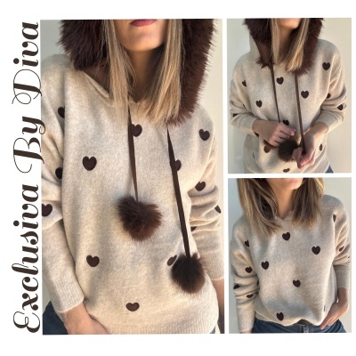 Camisola bege com capuz e corações castanhos