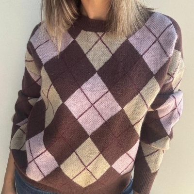 Camisola de malha com padrão xadrez em tons castanho, lilás e bege